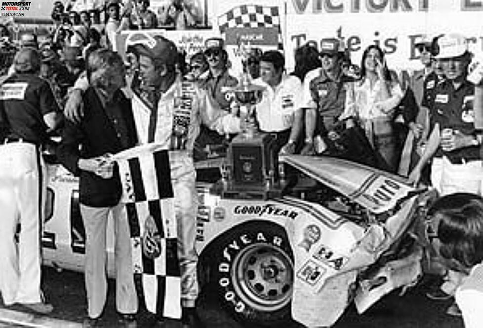David Pearson feiert vor seinem angeschlagenen Mercury seinen einzigen Daytona-500-Sieg.