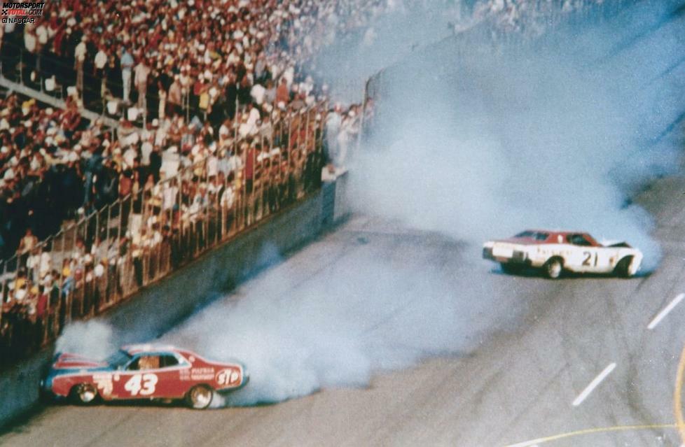 Es wird das bisher spektakulärste Daytona 500: Auf dem Weg zur Ziellinie kollidieren Petty und Pearson.