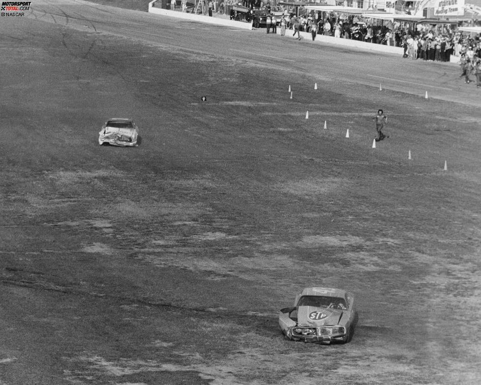 Petty (vorne) stirbt der Motor ab, Pearson schleppt seinen waidwunden Mercury als Erster über die Ziellinie. Wenn Hollywood aus dem Stoff einen Film gemacht hätte - man hätte die Szene als unrealistisch eingestuft.