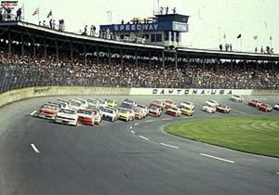 Start 1980: Gewinnen wird Buddy Baker und es ist bis heute das schnellste Daytona 500 aller Zeiten. Der Schnitt des Siegers beträgt 177,602 Meilen pro Stunde oder 285,809 km/h.