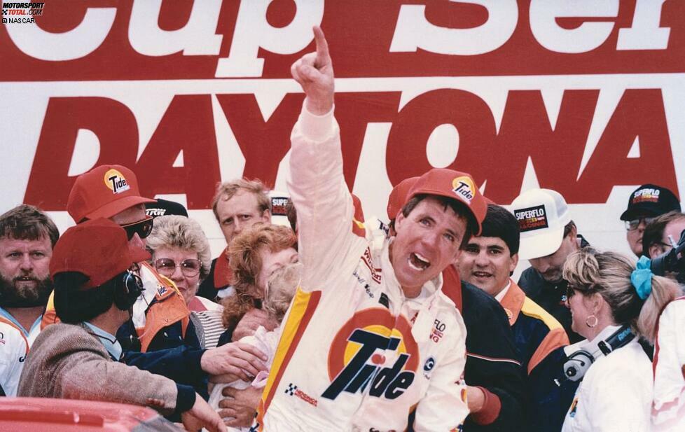 Ach ja, auch Darrell Waltrip schafft es 1989 einmal zum Daytona-500-Sieg. Waltrip befindet sich schon im Herbst seiner Karriere und gewinnt für - Rick Hendrick.