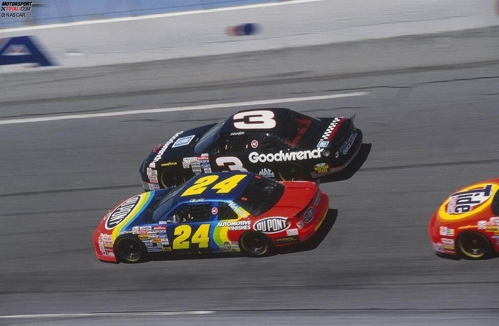 1993 und das Debüt von Jeff Gordon im regenbogenfarbenen Hendrick-Chevrolet mit der Startnummer 24. Dabei kommt es gleich mal zum Duell mit Earnhardts schwarzem Childress-Chevrolet mit der Startnummer 3.