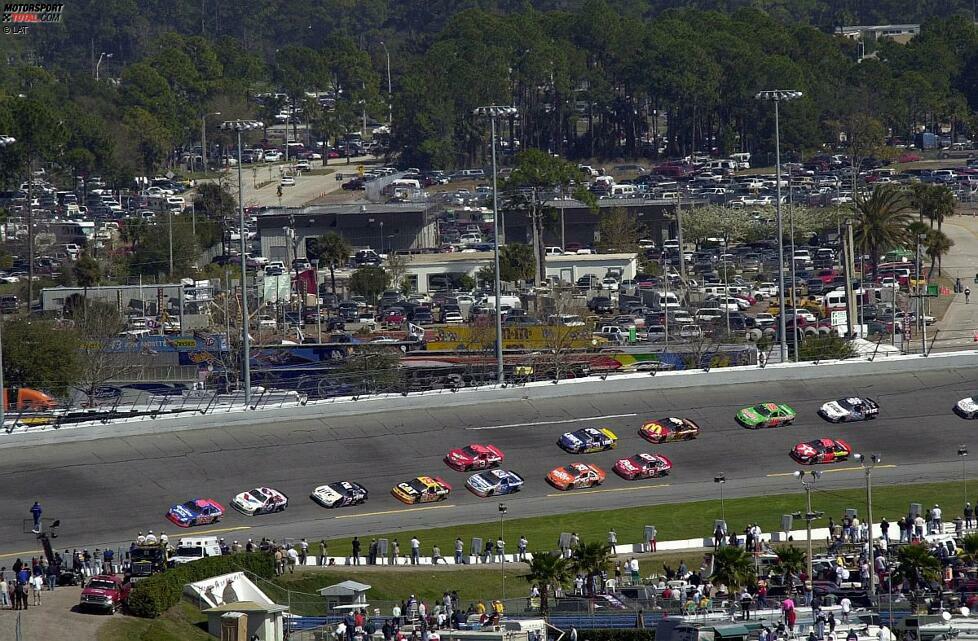 Dale Jarrett gewinnt das Rennen, das fünf Fords auf den ersten fünf Plätzen sieht.