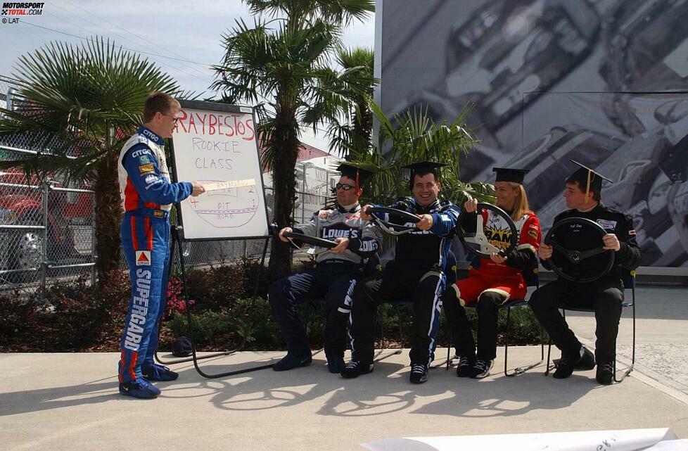 2002: Jeff Burton unterrichtet eine prominent besetzte Rookie-Klasse mit Jimmie Johnson und Ryan Newman, sowie Shwana Robinson und Carl Long.