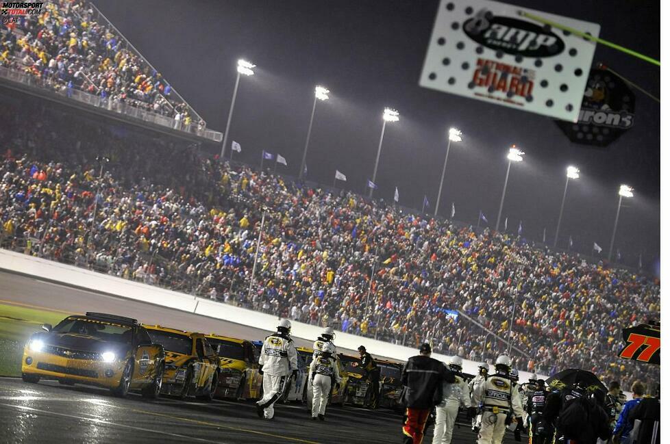 2009 regnet es in Daytona. Es ist eines der wenigen regenverkürzten Rennen der Historie und Matt Kenseth (#17) gewinnt sozusagen an der Box.