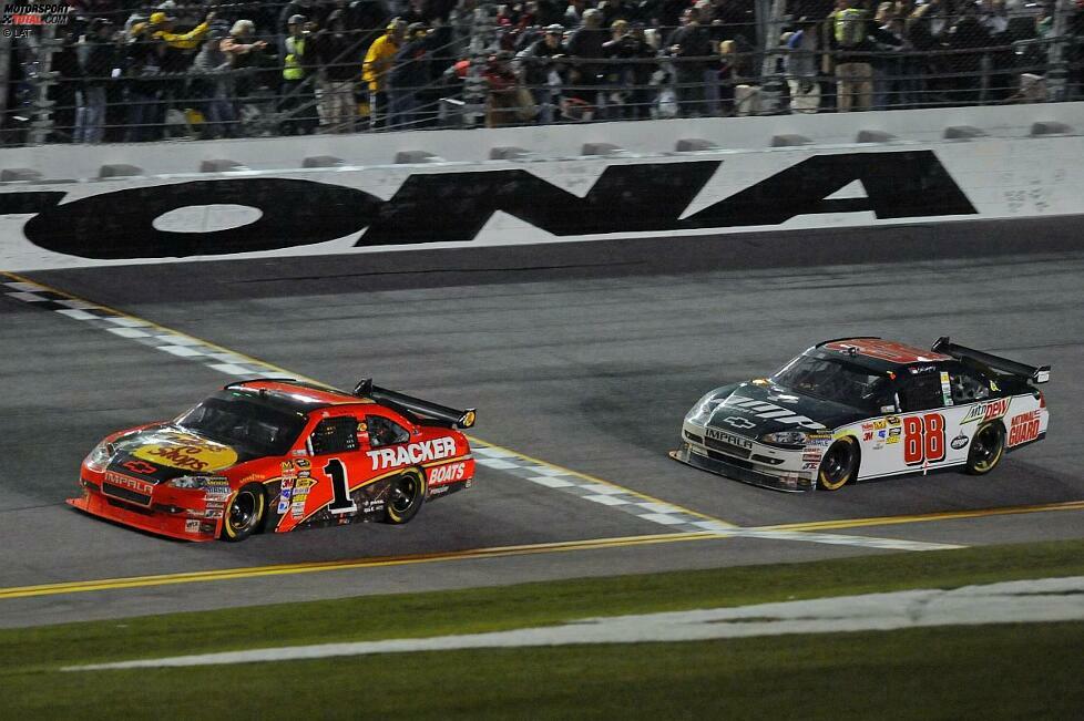 2010: Jamie McMurray (#1) siegt für Chip Ganassi. Es ist Ganassis erster Daytona-Triumph, der auch der einzige bleibt. Für Dale Earnhardt Jr. (#88) bleibt nur 