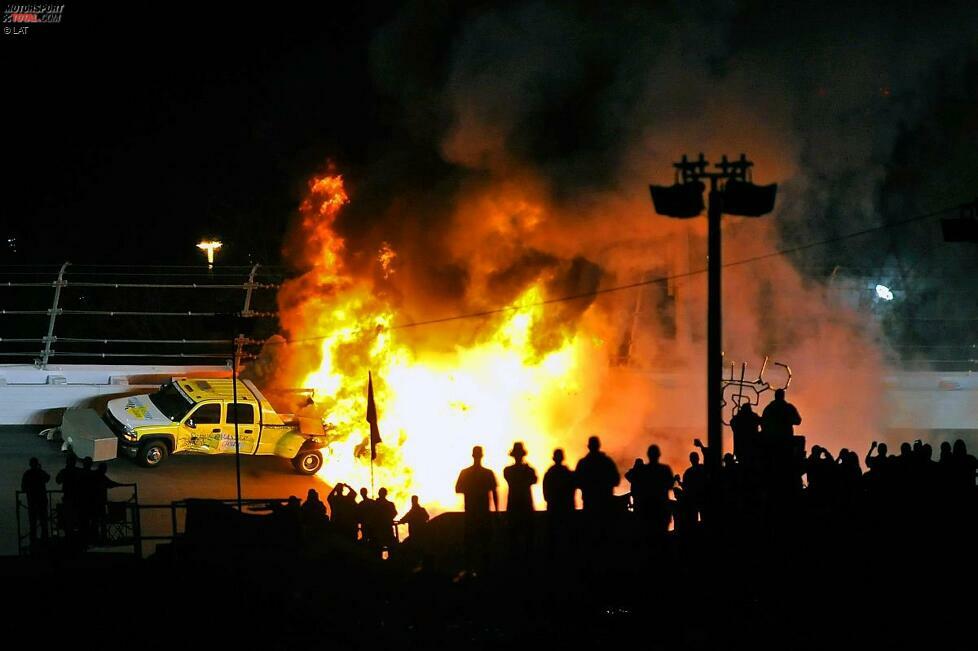 2012 findet das Daytona 500 aufgrund hartnäckigen Regenwetters am Montag statt. Juan Pablo Montoya sorgt für die ganz große Schrecksekunde: Der Kolumbianer rast unter Gelb in einen Jet-Dryer, der völlig ausbrennt.