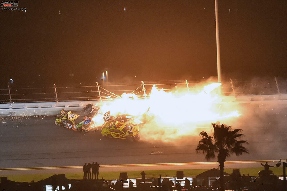 Vorausgegangen war McDowells Zieldurchfahrt auch diesmal ein Crash in dier letzten Runde. Unter anderem die Penske-Teamkollegen Joey Logano (#22) und Brad Keselowski (#2) sowie Gibbs-Pilot Kyle Busch (#18) waren in den spektakulären Feuerunfall verwickelt. Verletzt wird zum Glück niemand.