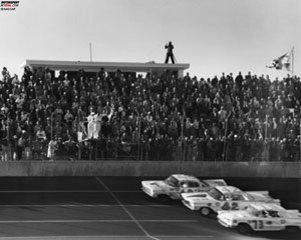 Das erste Daytona 500 im Jahr 1959 endet gleich mit einem Skandal: NASCAR ist nicht in der Lage, einen Gewinner zu ermitteln. Oben ist Joe Weatherly überrundet, in der Mitte Lee Petty und unten Johnny Beauchamp. Beauchamp wird zunächst zum Sieger erklärt, Petty protestiert.