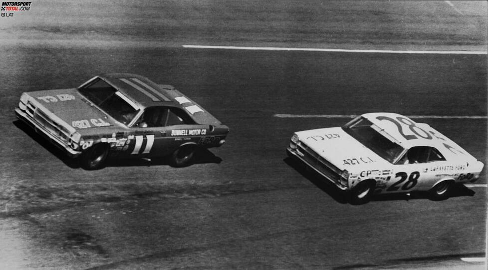 1967: Mario Andretti (11) schockt die NASCAR-Asse in seinem Holman/Moody-Ford. Zweiter wird Teamkollege Fred Lorenzen (28), der Sieger des Jahres 1965.