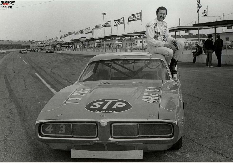 1973: Richard Petty, sein Dodge Charger und seine Cowboystiefel, in denen der King wegen der starken Hitzeentwicklung fährt.