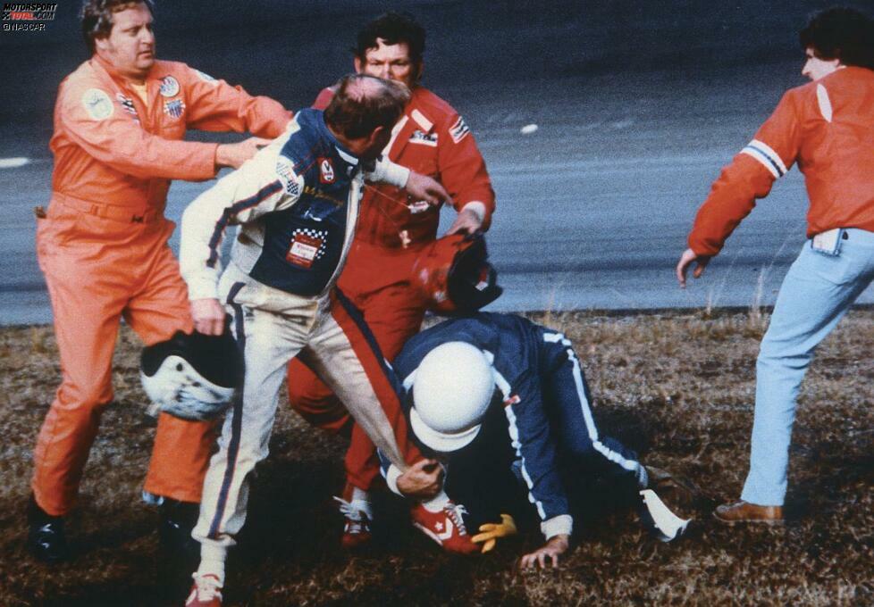 Doch es kommt noch schärfer: 1979 kollidieren Cale Yarborough und Donnie Allison. Auch Bruder Bobby Allison mischt sich ein. Keiner interessiert sich für Pettys sechsten Daytona-500-Sieg, denn 