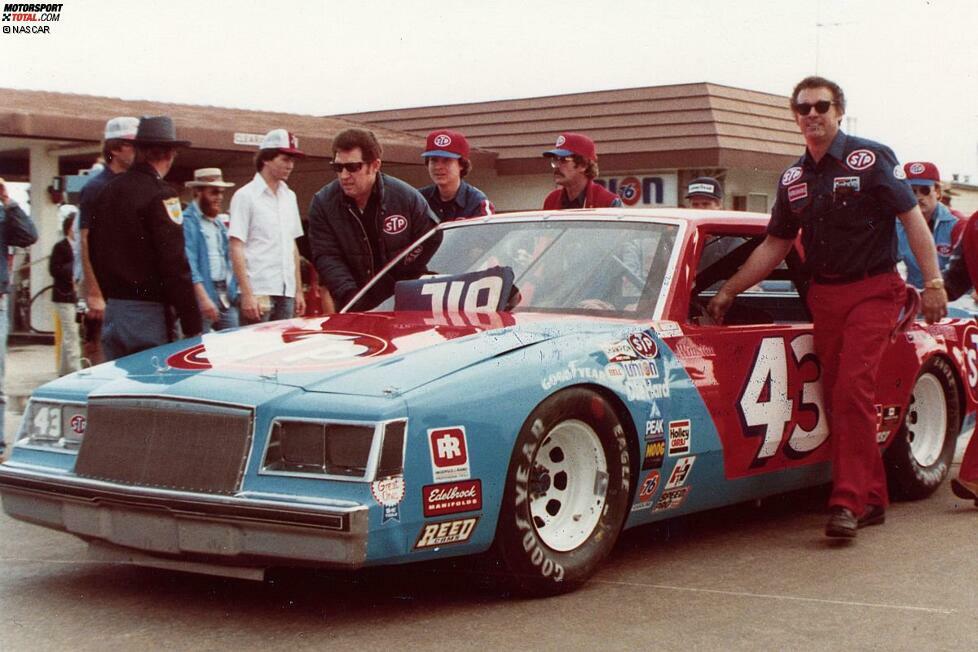 1981: Pettys kongenialer Crewchief Dale Inmann bringt den Buick zur technischen Inspektion. Wenige Stunden später holt sich der King seinen siebten und letzten Daytona-500-Sieg.