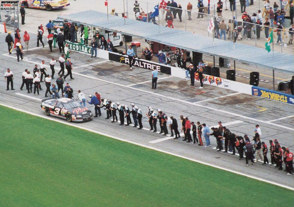 Ein Jahr später klappt es im 20. Anlauf: Dale Earnhardt gewinnt 1998 sein Daytona 500 und lässt sich in der Boxengasse feiern. Alle stehen Spalier und der harte Hund kämpft mit den Tränen.