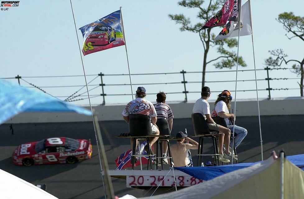 2000 ist das Daytona-Debüt von Dale Earnhardt Jr. in der roten Startnummer 8 mit Budweiser-Sponsoring. Heute ist 