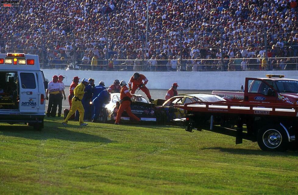 Earnhardt muss aus seinem Childress-Chevrolet herausgeschnitten werden. Wenige Stunden später stirbt das NASCAR-Idol an seinen schweren Kopfverletzungen.