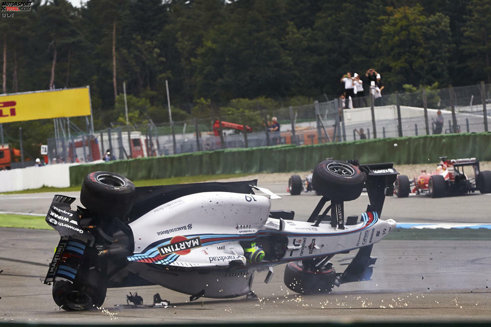 Massa überschlägt sich und rutscht ein Stück auf dem Dach liegend. Zum Glück kann der Brasilianer aussteigen und ist unverletzt. Magnussen muss anschließend zur Box kommen und sich einen neuen Frontflügel sowie neue Reifen zu holen. Im Glück ist auch Daniel Ricciardo, der zwar weit zurückfällt, dem Unfall aber gerade noch so ausweichen kann.