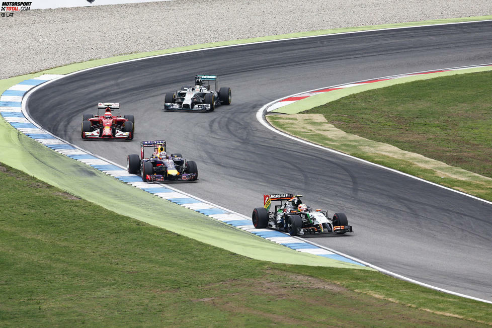 Mittlerweile sind Ricciardo und Hamilton auf Kimi Räikkönen aufgelaufen. Der Ferrari-Pilot muss sehen, nicht von beiden über den Haufen gefahren zu werden. Letzlich ziehen beide vorbei.