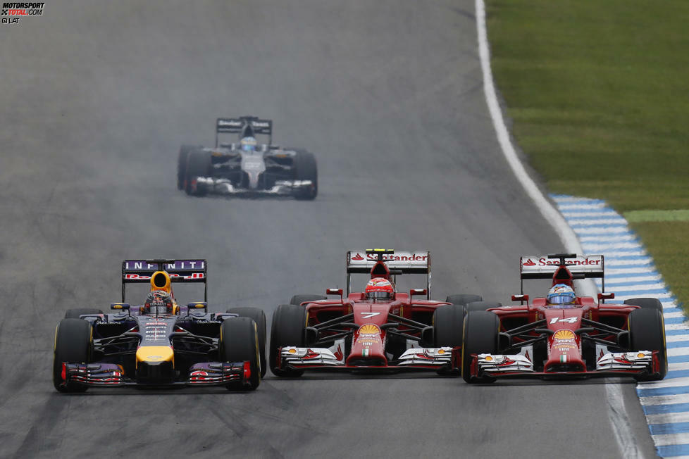 Kimi-Sandwich, die zweite: Sebastian Vettel kommt nach seinem Boxenstopp - wie schon in Silverstone - in unmittelbarer Nähe von Fernando Alonso zurück auf die Strecke. Wieder kommt es zu schönen Duellen, und wieder ist Räikkönen zur falschen Zeit am falschen Ort. Die beiden Dauerrivalen nehmen den Finnen in die Zange, der beschädigt sich seinen Frontflügel.