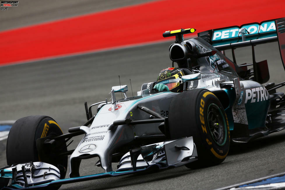 Nico Rosberg zieht währenddessen einsam seine Runden an der Spitze. Im 23. Umlauf darf sich der Mercedes-Pilot über seine insgesamt 500. Führungsrunde freuen.
