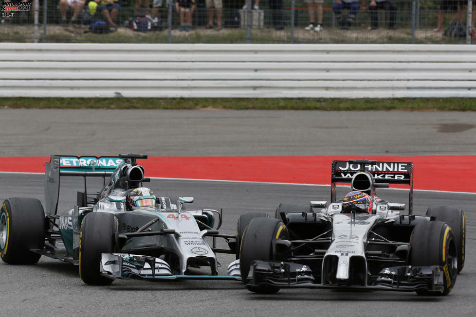In Runde 29 geraten zwei ehemalige Teamkollegen aneinander: Jenson Button lässt die Tür in der Spitzkehre zunächst weit offen, Hamilton interpretiert das Manöver auch so. Dann macht Button doch zu, es kommt zur Berührung. Der Mercedes-Pilot entschuldigt sich eine Runde später für das Missverständnis und fährt bis zum Schluss mit lediertem Frontflügel.