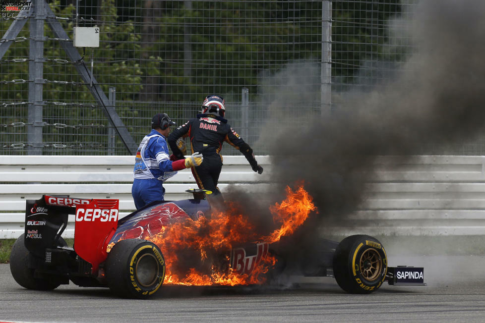 In Runde 46 geht der Toro Rosso von Daniil Kwjat in Flammen auf. Der Russe steigt aus und ärgert sich über den technisch bedingten Ausfall.