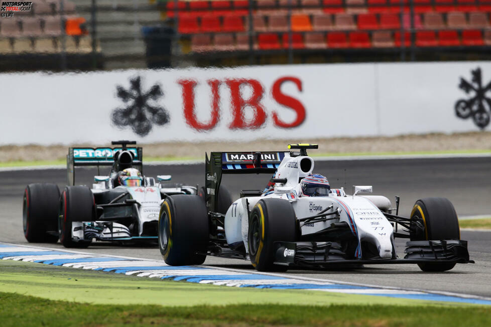 Etwas weiter vorn geht es in den letzten Runden um Platz zwei. Hamilton hat bereits 17 Positionen gutgemacht, in Bottas findet er jedoch seinen Meister.