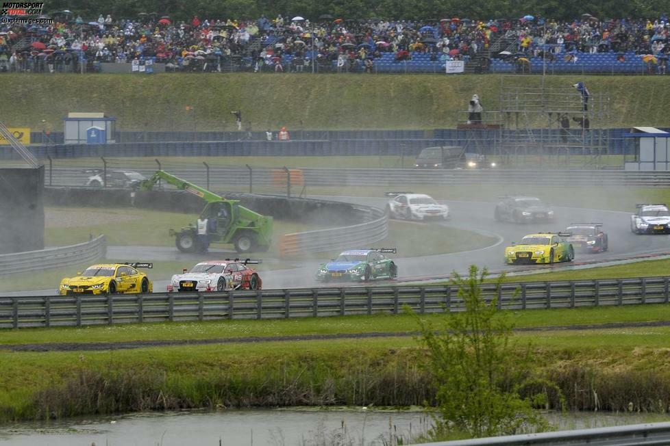 Beste Rennszene: Der Regen kam, dann wurde es richtig spannend. Auf nasser Strecke lieferten sich die DTM-Piloten viele heiße Duelle.