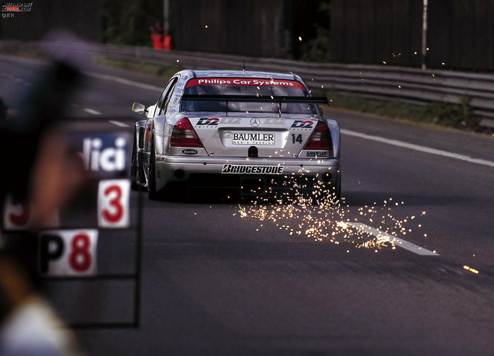 Die längste Siegesserie verbuchte Mercedes. Im Jahr 1995 standen bei acht Rennen hintereinander immer Piloten der Stuttgarter als Sieger auf dem Podest.