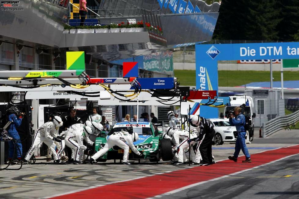 Der längste Stint: Den längsten Stint des Rennens absolvierte Augusto Farfus (RBM-BMW) im M4. Nach seinem einzigen Boxenstopp im 19. Umlauf fuhr er in der zweiten Rennhälfte 28 Runden am Stück und legte dabei eine Distanz von 121,128 Kilometern zurück. Sein Team wählte trotz der schnelleren Options-Reifen in der Anfangsphase eine Taktik mit einem frühen Stopp - drei Runden vor den direkten Mitstreitern in der Spitzengruppe. Und auch, wenn die Standard-Pneus von den Rundenzeiten her den Options-Reifen unterlegen sind, konnte Farfus binnen dieser drei Runden bei freier Fahrt entscheidend Boden gutmachen.