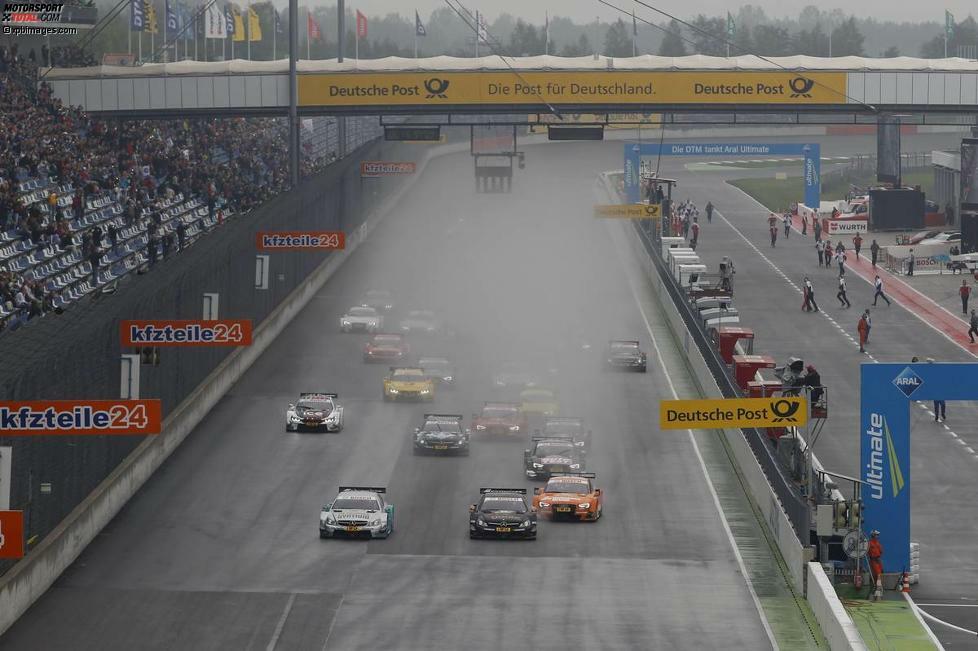 Das Rennwochenende auf dem Lausitzring war von den Witterungsbedingungen geprägt. Starker Nebel am Samstag sorgte dafür, dass den Fahrern gerade einmal 15 Minuten Zeit für das Freie Training blieb, ehe beim Qualifying die Startplätze vergeben wurden. Und obwohl die Region im Osten Deutschlands zu den regenärmsten der Republik zählt, war vor allem das Rennen von selbigem beeinflusst. Die abtrocknende Piste verlangte den Fahrern alles ab. Die beste Figur machte dabei Pascal Wehrlein (HWA-Mercedes), der im Mercedes seinen ersten Sieg feierte. Das Podium komplettierten sein Markenkollege Christian Vietoris (HWA-mercedes), der nun auf Platz zwei in der Tabelle vorgestoßen ist, und Timo Scheider (Phoenix-Audi), der nach vielen Rückschlägen endlich wieder einmal zeigen konnte, was er zu leisten imstande ist. Sehen Sie hier die Tops und Flops aus der Lausitz!