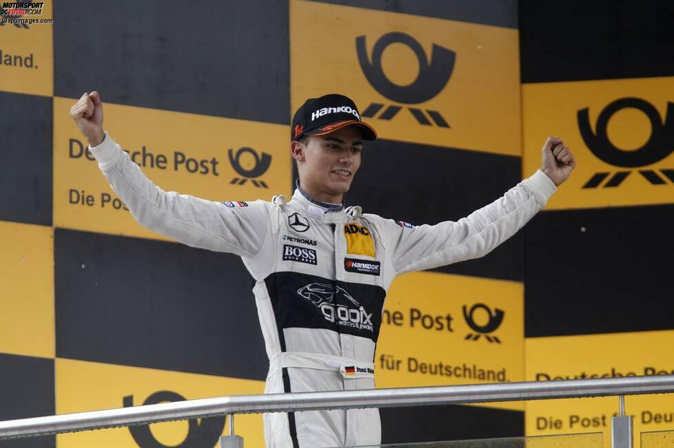 Der Mann des Rennens: Pascal Wehrlein (HWA-Mercedes) drückte dem achten DTM-Rennen auf dem Lausitzring eindeutig seinen Stempel auf. Der Mercedes-Fahrer fuhr, von der Pole-Position aus gestartet, souverän zu seinem Premierensieg. Nur eine Runde lang überließ er im Rennen die Führung seinem Markengefährten Christian Vietoris (HWA-Mercedes). Wehrlein geht als jüngster DTM-Rennsieger in die Annalen der Meisterschaft ein.