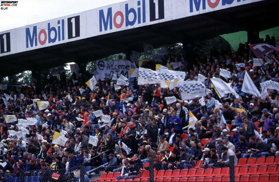 Die DTM ist zurück - und die Fans sind begeistert. Der Hockenheimring ist an diesem Mai-Wochenende sehr gut besucht.