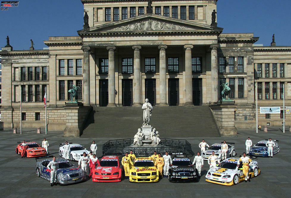 Starterfeld-Präsentation in Berlin: Mercedes, Opel und das private Abt-Audi-Team treten an zum Comeback der DTM. Nach drei Jahren Abstinenz von der Motorsport-Welt kehrt die Rennserie zur Saison 2000 zurück.