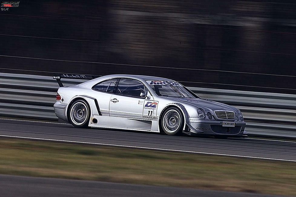Und der letzte DTM-Champion ist ebenfalls wieder mit dabei: Hier testet Bernd Schneider im Frühjahr 2000 erstmals im neuen Mercedes.