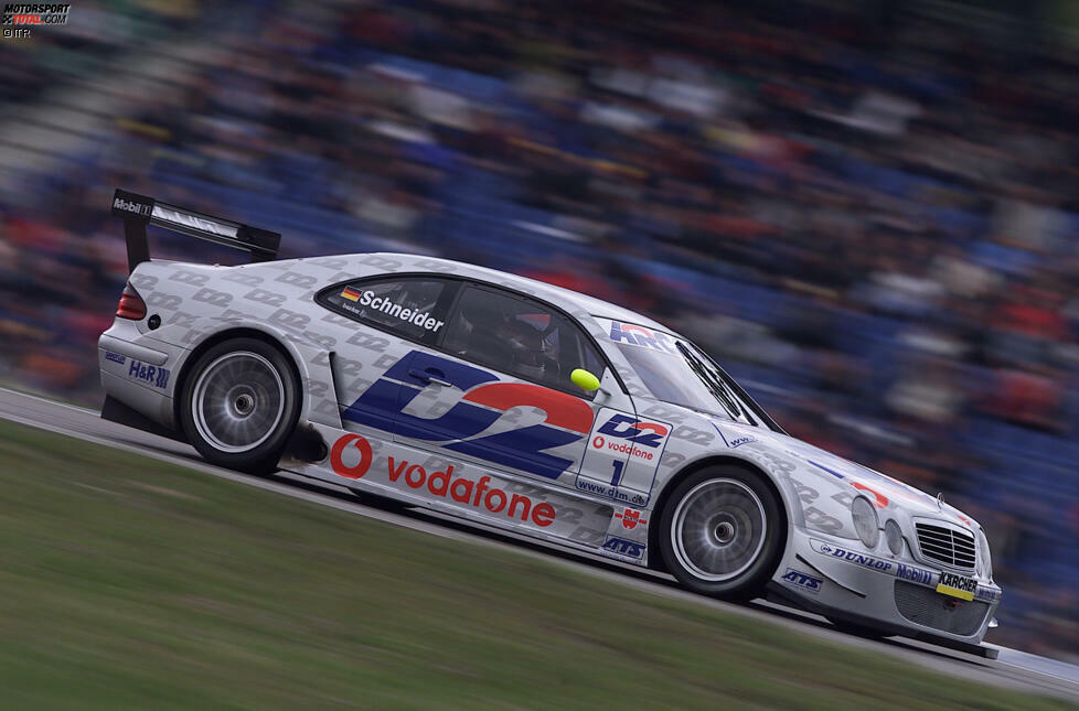 2001 legt Bernd Schneider die erfolgreiche Titelverteidigung nach - als erster Fahrer in der Geschichte der DTM. Dieses Mal setzt sich der Mercedes-Pilot mit 161 Punkten gegen Uwe Alzen (101) und Peter Dumbreck (88) durch und holt seinen dritten DTM-Titel. Damit stellt er zugleich den bis dahin bestehenden Rekord von Klaus Ludwig ein.