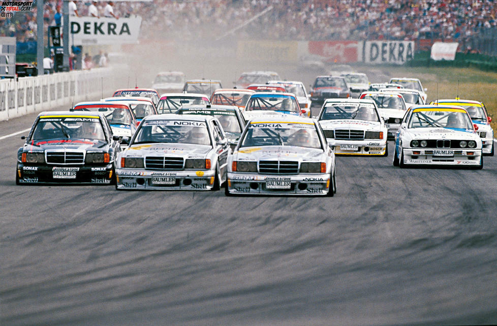 Und Mercedes macht auch in den Rennen eine sehr gute Figur, wie zum Beispiel am 24. Mai 1992 in Hockenheim. Ellen Lohr und ihre Mercedes-Kollegen balgen sich bei der Anfahrt zur ersten Kurve um die Führung...