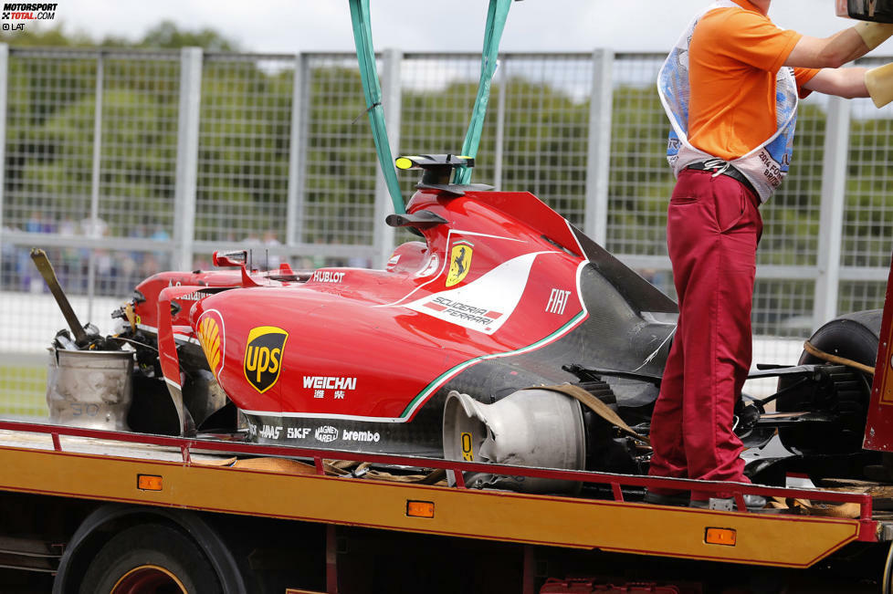 Nach Kurve 5 kommt Kimi Räikkönen, der bereits einige Plätze gutmachen konnte, von der Strecke ab. Bei seiner Rückkehr wird sein Ferrari von einer Bodenwelle ausgehebelt. Der Finne schlägt mit großer Wucht in die rechte Streckenbegrenzung ein und schleudert anschließend quer über die Strecke, wobei er unter anderem Felipe Massa trifft. Räikkönen steigt aus seinem Wrack und humpelt ins Medical-Car. Wenig später dann Entwarnung: Der 