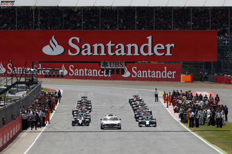 Hinter dem Safety-Car geht es um kurz nach 15 Uhr deutscher Zeit mit dem Restart weiter. An der Reihenfolge des Feldes ändert sich zunächst nichts. Unglücklich für Ferrari: Fernando Alonso hat beim Rennstart seine Startposition verfehlt und steht eine halbe Autolänge zu weit vorn. Da der Spanier den Rückwärtsgang nicht hereinbekommt, erhält er später im Rennen eine 5-Sekunden-Strafe beim Boxenstopp.