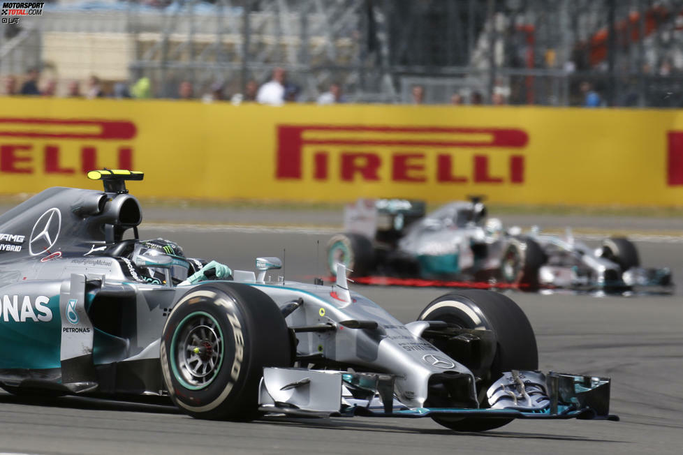 In den folgenden Runden setzt sich Rosberg vom Rest des Feldes ab. Sein Vorsprung von gut fünf Sekunden auf Lewis Hamilton, der mittlerweile alle anderen Autos überholt hat, bleibt vorerst stabil. Mercedes zeigt sich in Silverstone erneut äußerst dominant.