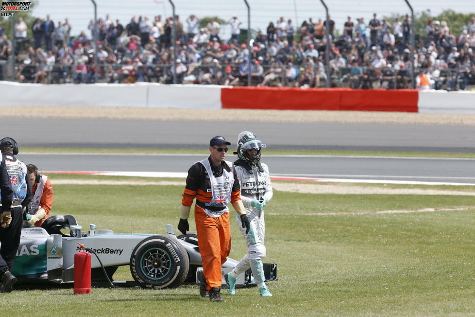 In Runde 20 geht Rosbergs dunkler Stern auf: Der Deutsche meldet erste Probleme beim Herunterschalten, fährt aber zunächst auch weiterhin schnellste Rennrunden. Acht Umläufe später ist das Rennen für den WM-Spitzenreiter dann vorbei, er muss seinen Mercedes nahe der Boxengasse im Gras parken.