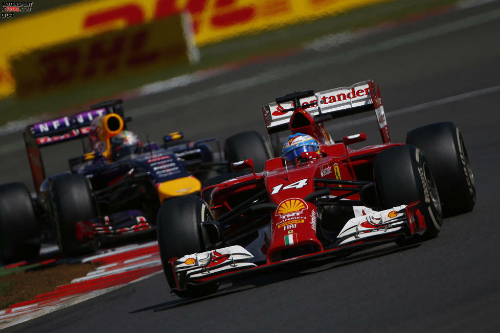 In der 33. Runde kommt Vettel von der Box und knapp vor Alonso heraus. Der Spanier schnappt sich den Deutschen aufgrund seiner wärmeren Reifen aber bereits nach wenigen Kurven durch ein gewagtes