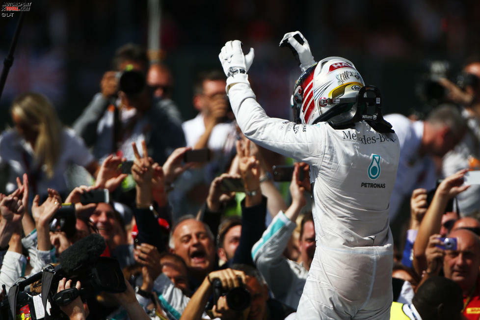 Am Ende fährt Hamilton ungefährdet seinen zweiten Heimsieg in Silverstone ein und lässt sich feiern. Eine halbe Minute Vorsprung hat er bei Zieldurchfahrt auf den Zweitplatzierten Bottas. Hamilton verkürzt dadurch den WM-Rückstand auf Teamkollege Rosberg auf vier Punkte.