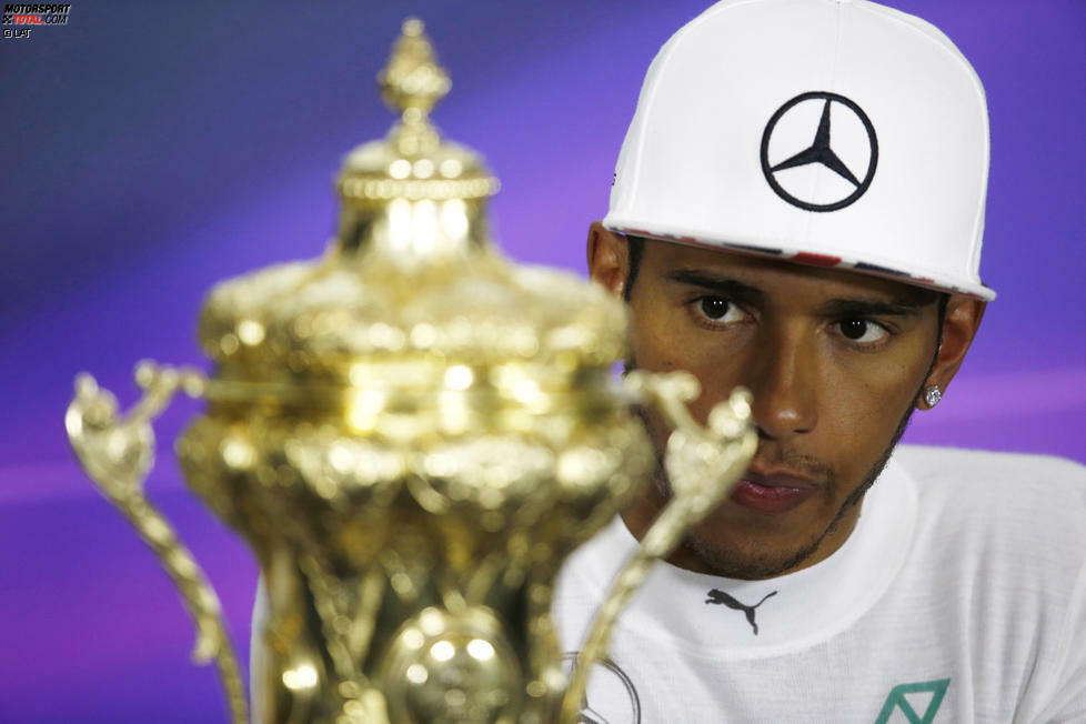 Kurios: Hamiltons roter Pokal zerfällt bereits während der Siegerehrung in seine Einzelteile. Bei der Pressekonferenz muss er sich mit seiner zweiten Trophäe begnügen. Zu seinem Glück gibt es in Silverstone immer zwei Pokale: einen vom Hauptsponsor designten sowie einen goldenen des britischen Automobilklubs, den der Fahrer allerdings nicht nach Hause nehmen darf.