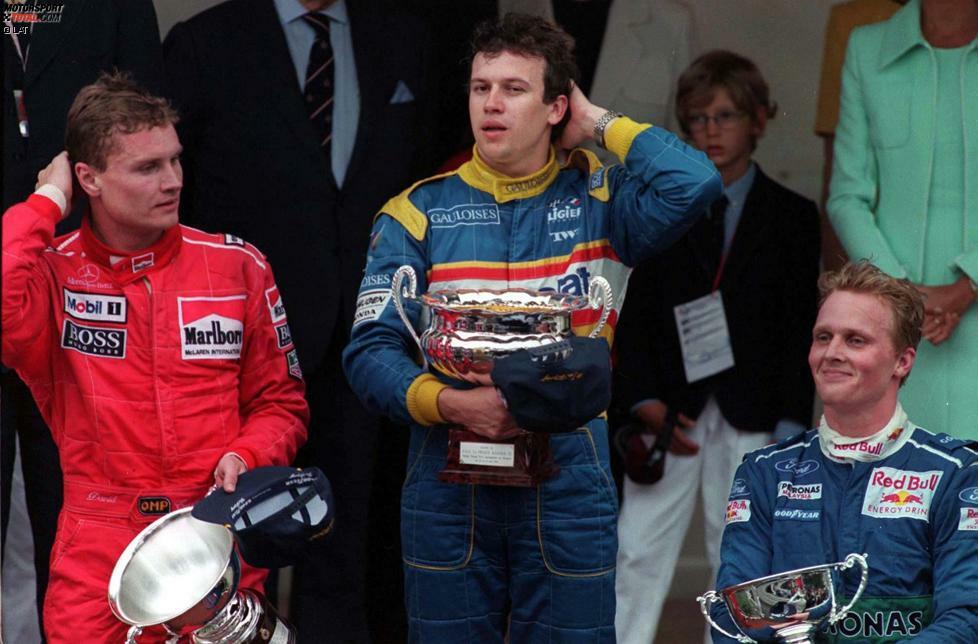 AUFHOLJÄGER: Den weitesten Weg zum Sieg legte ein unauffälliger Franzose zurück. Olivier Panis fuhr 1996 vom 14. Startplatz zum Triumph. Lediglich drei Fahrer erreichten nach einem chaotischen Rennen das Ziel. Es sollte der einzige Sieg in der Karriere des damaligen Ligier-Piloten Panis bleiben.