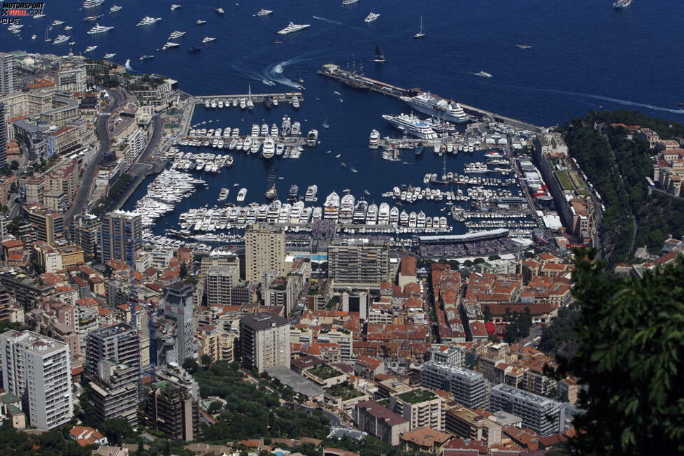 KURZSTRECKE: In Monaco drehen die Piloten zwar die meisten Runden des Jahres (78), die dabei zurückgelegte Strecke ist aber deutlich kürzer, als auf allen anderen Kursen. Mit 260,520 km liegt die Renndistanz im Fürstentum etwa 45 Kilometer unterhalb des üblichen Wertes.