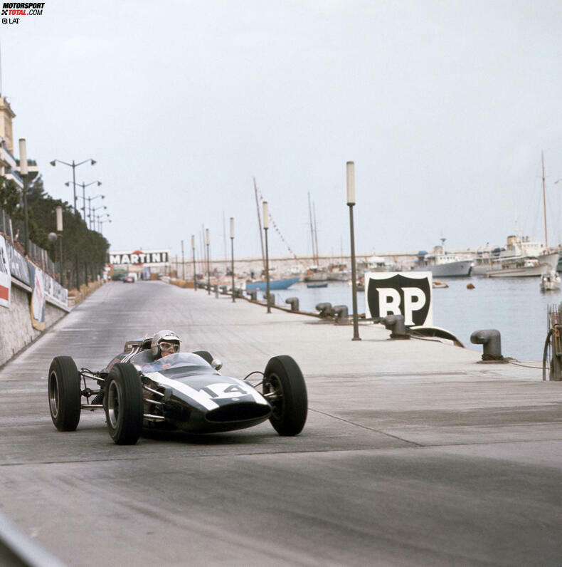 TRINKPAUSE: Der Grand Prix in Monaco weckt stets Erinnerungen an eine andere Zeit des Rennsports, und die Strecke lieferte auch entsprechende Szenen. 1962 hat sich bespielsweise der Neuseeländer Bruce McLaren noch während der Fahrt eine Flasche Cola gegönnt - wenige Kilometer später gewann der Gründer des gleichnamigen Teams das Rennen.