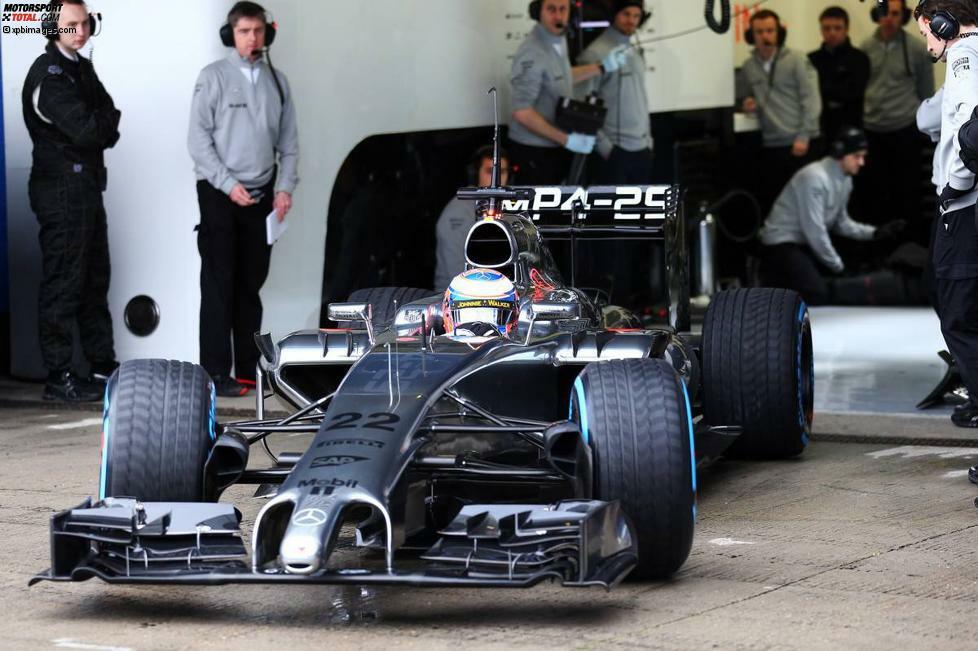 Auffällig sind jedoch die bogenförmigen Halterungen des Frontflügels. Auch so möchte McLaren mehr Luft unter das Auto leiten.