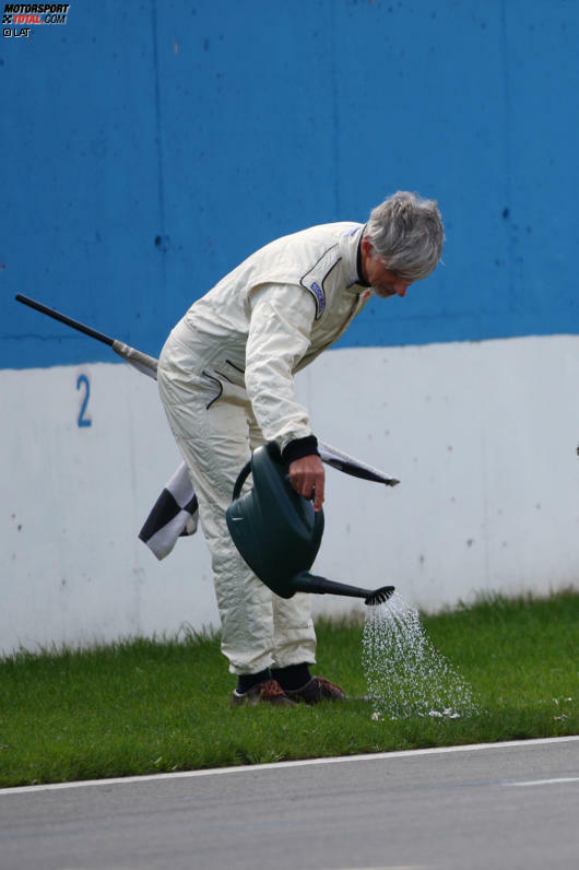 #5: Wasser marsch! Dass Strecken für Tests künstlich bewässert werden, ist Realität. Eine entsprechende Anlage ist etwa auf dem Kurs im spanischen Jerez vorhanden und wird auch genutzt. Die Technik zu verwenden, um Grands Prix spannender zu machen und die von den Fans teilweise herbeigesehnten Regenrennen zu simulieren, entspringt aber nur der Fantasie Bernie Ecclestones. Den Formel-1-Boss bringt die Sache 2011 auf die Agenda und findet sogar Mitstreiter in der Szene. 