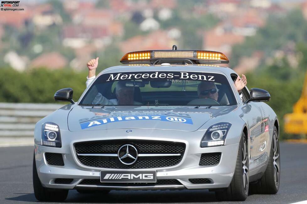 50 Minuten vor Beginn der Aufwärmrunde: Die beiden FIA-Rennleiter Charlie Whiting und Herbie Blash drehen eine erste Inspektionsrunde im Safety-Car. Damit wird die Vorstartprozedur offiziell eröffnet. In den nächsten 20 Minuten bleibt die Boxengasse allerdings noch geschlossen.